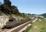 194 071 vor einem Durchgangsgüterzug im Altmühltal bei Dollnstein. (26.05.1982) <i>Foto: Peter Schiffer</i>