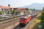 Da der Bahnhof Lindau-Reutin bereits massiv zurückgebaut wurde, war dort für den vor Plan verkehrende Arlberg-Umleiterzug EZ 45190 (Hall in Tirol - Kufstein - Lindau-Reutin - Bludenz) mit 232 528 kein Platz. Der Zug wurde in Immenstadt zwischengeparkt und schlängelt sich hier durch die östliche Bahnhofseinfahrt.  (21.08.2018) <i>Foto: Joachim Bügel</i>