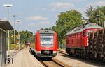 Im Bahnhof Hergatz begegnet 612 059 als RE 3987 nach Lindau der schadhaften 232 241 mit dem Arlberg-Umleiterzug EZ 45197 aus Bludenz. (21.08.2018) <i>Foto: Joachim Bügel</i>
