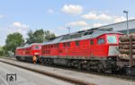232 254 kuppelt im Bahnhof Hergatz an die schadhafte 232 241 an. (21.08.2018) <i>Foto: Joachim Bügel</i>