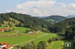 EZ 45197 in lieblicher Allgäulandschaft auf der Fahrt von Oberthalhofen nach Oberstaufen. (21.08.2018) <i>Foto: Joachim Bügel</i>