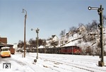 215 128 vor einem Nahverkehrszug nach Jünkerath (!) im winterlichen Bahnhof Marienheide. (22.02.1983) <i>Foto: Peter Schiffer</i>