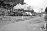 50 1331 (Bw Dillenburg) mit einem Güterzug zwischen Aßlar und Werdorf. Die 1941 in Dienst gestellte Lok wurde bereits 1960 ausgemustert. (16.06.1959) <i>Foto: Helmut Röth</i>