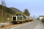 211 073 mit einem Personenzug aus Kall am Johannesweg in Olef/Eifel. (14.04.1981) <i>Foto: Peter Schiffer</i>