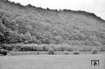 Eine unbekannte 50er fährt mit einem Güterzug, in dem ein Kranzug eingestellt ist, bei Aßlar nordwärts. (16.06.1959) <i>Foto: Helmut Röth</i>