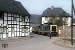 211 073 vor einem Personenzug nach Hellental in der bekanten Ortsdurchfahrt von Olef. (14.04.1981) <i>Foto: Peter Schiffer</i>