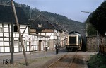 Der vorausgehende Zugführer bestimmte in der Ortsdurchfahrt von Olef (Strecke Kall - Hellenthal) das Tempo des Zuges. (14.04.1981) <i>Foto: Peter Schiffer</i>