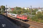 115 198 - mit 60 Dienstjahren mittlerweile die dienstälteste E 10 von DB-Fernverkehr - vor dem PbZ 2470 nach Dortmund in Wuppertal-Elberfeld. (22.08.2018) <i>Foto: Wolfgang Bügel</i>