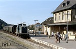 211 101 hat mit ihrem Zug den Zielbahnhof auf der Stichstrecke Euskirchen - Bad Münstereifel erreicht und setzt vom Zug ab. Heute wäre ein Umfahren wegen des Rückbaus der Infrastruktur nicht mehr möglich. (14.04.1981) <i>Foto: Peter Schiffer</i>