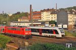 In Wuppertal-Unterbarmen begegnen sich 111 122 mit RE 10430 auf der Fahrt von Dortmund nach Aachen und Abellio VT12.12.06 als S 7 von Remscheid nach Wuppertal. (22.08.2018) <i>Foto: Wolfgang Bügel</i>