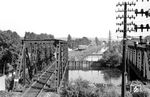 VT 5 der Ruhr-Lippe-Eisenbahn auf der Strecke Neheim-Hüsten - Arnsberg an der Röhrbrücke östlich von Arnsberg. Rechts verläuft die Strecke der oberen Ruhrtalbahn Hagen - Bestwig - Brilon Wald. (01.09.1962) <i>Foto: Gerd Wolff</i>