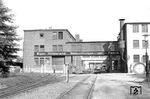 Ein Triebwagen der Ruhr-Lippe-Eisenbahn an der Fa. Hillebrand in Neheim-Hüsten. Die Firma galt in den 1950er Jahren als Erfinder des Leuchtspiegels. 1995 musste die Firma Konkurs anmelden. Die Strecke führt hier mitten zwischen den Industriegebäuden hindurch.  (01.09.1962) <i>Foto: Gerd Wolff</i>