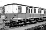 Packwagen Nr. 85 der RLE in Neheim-Hüsten. Er kam 1952 von der Krefelder Eisenbahn zur Ruhr-Lippe-Eisenbahn. Er wurde nach dem Erwerb als Fakultativwagen umgebaut und war zunächst noch grün lackiert. Im gezeigten Bauzustand mit zweifarbigem Anstrich diente er wohl als reiner Personenwagen und verstärkte die Garnitur des Schülerzug-Paares auf der Strecke Arnsberg - Niederense. (01.09.1962) <i>Foto: Gerd Wolff</i>
