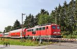 115 261 passiert mit PbZ 2470 (Frankfurt Hbf - Dortmund Bbf) den Bahnübergang "Wilzhauser Weg" bei Solingen. (29.08.2018) <i>Foto: Joachim Bügel</i>