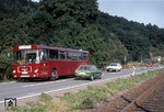 DB-Bahnbus der Linie 58 nach Lüdenscheid auf der Bundesstraße 54 nahe Kierspe. Im Vordergrund das Gleis der Bahnstrecke Meinerzhagen - Brügge - Hagen. (31.08.1983) <i>Foto: Peter Schiffer</i>