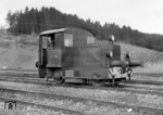 Die 1935 von der Fa. Gmeinder gebaute Kleinlok der Leistungsgruppe I im Bahnhof Gaildorf-West. Aus der Lok schaut zufrieden Kleinlokbediener Rudolf Gerner aus Winzenweiler.  (10.04.1967) <i>Foto: Heinz Hangarter</i>