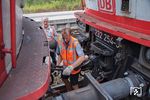 Hilfslok 232 254 wird an die streikende 232 241 im Bahnhof Hergatz angekuppelt. (21.08.2018) <i>Foto: Joachim Schmidt</i>