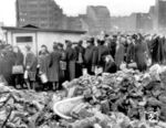 Die Beschreibung der Flüchtlingssituation in der Wochenzeitung "Die Zeit" vom 14. März 1946 weckt Erinnerungen an die aktuelle Lage: "Ein schmaler Tisch. Davor stehen, zu Rudeln geballt, die Einlaßsuchenden, die Wölfe; dahinter sitzen die Wächter - Bleistifte schwingend statt der Lanzen. Hier die Wölfe, die die Festung stürmen, dort die Wächter, die es Ihnen verwehren. Und die Festung heißt Hamburg." Im dortigen Wohnungsamt hoffen nach Kriegsende täglich bis zu 2.000 Menschen auf eine feste Bleibe, um die überfüllten Flüchtlingslager verlassen zu können. Ähnlich wie damals sind viele Städte heute am Limit: An manchen Tagen kommen Tausende Flüchtlinge nach Deutschland, die untergebracht, versorgt und mittelfristig in den Arbeitsmarkt integriert werden müssen. Der Blick zurück zeigt: Bereits im Nachkriegs-Hamburg wurden in der Flüchtlingsnot bestimmte Arbeitskräfte bevorzugt. Drei große Gruppen befinden sich nach dem Zweiten Weltkrieg auf der Flucht gen Norden. Die Butenhamborger wollten in ihre angestammte Heimatstadt zurück. Sie hatten Hamburg während der Bombennächte 1943 verlassen und lebten bei Verwandten und Bekannten über das gesamte Deutsche Reich verteilt. Aus den ehemaligen besetzten Gebieten östlich der Oder-Neiße-Linie, also dem heutigen Polen, Tschechien und Weißrussland, machten sich Vertriebene auf den Weg an die Elbe. Nach der Potsdamer Konferenz von 1945 standen diese Gebiete wieder unter selbständiger Verwaltung des jeweiligen Staates. Zu deren ersten Amtshandlungen zählte die Aussiedlung von Deutschen. Den dritten Teil des Flüchtlingsstroms machten diejenigen Menschen aus, die vor der Roten Armee flüchteten. Alliierte Luftangriffe hatten bis 1945 fast die Hälfte des Hamburger Wohnraums zerstörte. Trotzdem riss nach Kriegsende der Zustrom an Menschen nicht ab. An manchen Tagen beantragten bis zu 6.000 Neuankömmlinge eine Zuzugsgenehmigung in die Stadt, bis zum Oktober 1946 lebten 99.000 Flüchtlinge und Vertriebene in Hamburg - bei einer Einwohnerzahl von 1,3 Millionen Menschen. Aus Sicht des ersten Nachkriegsbürgermeisters Rudolf Petersen galt die Hansestadt unter den Flüchtlingen als "Eldorado, das Industrielle, Künstler, Gelehrte und Ostflüchtlinge magisch anzog". Nach Kriegsende fanden in Hamburg nur die wenigsten Flüchtlinge gut bezahlte Arbeit. Weil die Stadt aufgrund der immensen Zerstörungen unter einer Zuzugssperre stand, bekamen nur diejenigen, die einen Mangelberuf wie zum Beispiel Arzt, Polizist oder Bauarbeiter ausübten, überhaupt eine Wohnung in Hamburg. Die übrigen Zuwanderer mussten in Notlagern, Bunkern und Turnhallen leben. Ohne festen Wohnsitz bekam aber kein Flüchtling einen ordentlichen Arbeitsplatz - deshalb waren viele gezwungen, berufsfremde Tätigkeiten ausüben: Professoren schufteten als Bauarbeiter, Anwälte als Hilfspolizisten. Diejenigen im Lager, die keine Arbeit fanden, mussten bei der "U-Arbeit" (Unterstützungsarbeit) zum Beispiel Trümmer wegräumen - dafür erhielten sie kostenlose Verpflegung in den Lagern sowie eine Prämie von rund einer Reichsmark pro Tag. Erst mit dem wirtschaftlichen Aufschwung in den 1950er Jahren entspannte sich die Situation. (Quelle: ARD) (29.03.1946) <i>Foto: Pressefoto ACME</i>