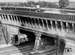 Eine pr. P 8 fährt unter der Kanalbrücke Eberswalde hindurch, die seit Jahr 1912 Teil des Oder-Havel-Kanals war und mittels einer Trogbrücke über die zweigleisige Eisenbahnstrecke der Berlin-Stettiner Eisenbahn (über Angermünde) geführt wurde. Die 95-jährige Geschichte der Kanalbrücke endete im Rahmen der Vergrößerung des Kanals mit ihrem Abriss im Jahr 2007. Vorher wurde der Kanal im Bogen etwa 250 Meter nach Norden verlegt (Neue Fahrt) und mit einem Tunnelbauwerk für die Eisenbahn versehen. (1938) <i>Foto: RVM</i>