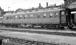 CFF/SBB-Teakspeisewagen Nr. 10216 (Baujahr 1907) im Bahnhof Basel SBB. Die letzten Wagen dieser Bauart wurden 1954 ausgemustert. (07.1951) <i>Foto: Joseph P. Saitta</i>