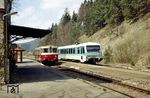 In Fridingen begegnet HzL VT 5 als Schülerzug nach Tuttlingen der dort durchfahrenden Regionalstadtbahn (RSB) 3355 in Form des DB 628 250. (24.04.1992) <i>Foto: Ulrich Neumann</i>
