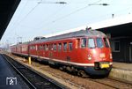 Im Jahr 1956 nahm die Bundesbahn den dreiteiligen Triebzug der Baureihe ET 30 in Betrieb. Er wurde das Gesicht des neuen Nahschnellverkehrs im Ruhrgebiet und sollte dampfgeführte Züge mit schnellem Anfahrvermögen ablösen. Insgesamt wurden 24 Züge beschafft. Ein paar davon kamen zum Bw Nürnberg Hbf, die weitaus meisten nach Dortmund Bbf. Hier fuhren sie ab Juni 1957 zunächst im “Inselbetrieb” zwischen Hamm und Düsseldorf, später dann im erweiterten elektrischen Netz an Rhein und Ruhr. In den Jahren 1967/68 wechselten die im Ruhrgebiet fahrenden Züge zum Bw Hamm. Anno 1972 kamen auch die sechs Fahrzeuge aus Franken hierhin. Gemäß des neuen Umzeichnungsschemas ab 1968 hieß die Baureihe nun 430, ausgemustert wurden sie 1984. (16.02.1981) <i>Foto: Bernd Backhaus</i>