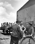 Besprechung am Umspurzug Nr. 29. Die Umspurung selbst erfolgte - wie zahlreiche Bilder belegen - mit einfachsten Hilfsmitteln und unter schwerer körperlicher Arbeit deutscher Eisenbahner und einheimischer Hilfskräfte. (1943) <i>Foto: RVM (Steiner)</i>