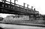 Die imposante Signalbrücke in der Bahnhofsausfahrt von Hamburg-Altona hatte bis dato anscheinend alle Kriegseinwirkungen schadlos überstanden, das zugehörige Reiterstellwerk "Ao" allerdings nicht, es wurde 1943 zerstört. Dafür entstand das Behelfsstellwerk "Ao I" in einem ummauerten Wagenkasten (Mitte links unter der Brücke), welches bis 1952 in Betrieb war. Für die S-Bahn war das Behelfsstellwerk "Ao II" vorhanden, ebenfalls ein ummauerter Wagenkasten.  (11.1944) <i>Foto: Walter Hollnagel</i>