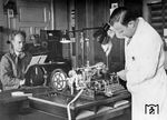 Wartungsarbeiten an einem Springschreiber. Der 1929 bei der Reichsbahn eingeführte Springschreiber war die erste Form der heutigen Fernschreibmaschine. Die Fernschreiber druckten den Text auf einen Papierstreifen aus, der auf einen Papierbogen aufgeklebt wurde. (1937) <i>Foto: RVM</i>