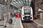 Am 6. September 2018 lud Abellio NRW einen ausgewählten Personenkreis aus der Politik zu einer VIP-Fahrt im neuen Rhein-Ruhr-Express-Triebzug 462 001 von Köln Hbf nach Dortmund-Eving ein. Ab dem Fahrplanwechsel wird Abellio die erste RRX-Linie mit den neuen Siemens Desiro-HC-Triebzügen betreiben. Beim RRX, eine vom Land Nordrhein-Westfalen bestellte Verkehrsleistung, wird erstmals eine Trennung der Aufgaben vorgenommen: Das Unternehmen Siemens, das die Triebzüge gefertigt hat, wird diese auch im neu gebauten Werk in Dortmund-Eving warten und garantiert einen zuverlässigen Einsatz. Das Eisenbahnverkehrsunternehmen Abellio NRW stellt nur noch das Personal.  (06.09.2018) <i>Foto: Zeno Pillmann</i>
