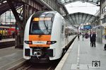 462 001 auf der VIP-Tour von Köln Hbf nach Dortmund-Eving als DPE 20113 in Köln Hbf. Der Rhein-Ruhr-Express (RRX) soll den Regionalverkehr auf der Kernstrecke des Ruhrgebietes und des zentralen Rheinlandes von Dortmund über Essen, Duisburg und Düsseldorf nach Köln durch eine dichtere Taktfrequenzen und mehr Beförderungskapazitäten aufzuwerten. Der RRX wird dann die bisher vorhandenen Regional Express-Linien in diesem Korridor ersetzen. Neben neuen Triebzügen sind zahlreiche Infrastrukturmaßnahmen notwendig, um die Zahl der Trassen auf der Strecke steigern zu können. Die endgültige Fertigstellung der RRX-Infrastruktur wird daher erst im Zeitraum 2030–2035 erwartet. (06.09.2018) <i>Foto: Zeno Pillmann</i>