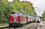 V200 033 fährt mit DPE 20170 (Hamm - Kreuzberg) durch den Haltepunkt Haan im Rheinland. Etwas im Weg stand dabei die RB 32428 nach Wuppertal-Oberbarmen. (15.09.2018) <i>Foto: Joachim Bügel</i>