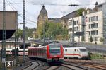 Während 422 578 als S 9 aus Haltern nach Wuppertal Hbf einfährt, macht sich 402 002 als ICE 654 auf den Weg nach Köln. (31.08.2018) <i>Foto: Wolfgang Bügel</i>