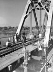 Durch die Sprengung der Eisenbahnbrücken über die großen Flüsse wie Dnjepr, Bug oder die Narwa wurde der deutsche Vormarsch und insbesondere der Nachschub zur Front nachhaltig behindert. Daher war es eine vorrangige Aufgabe der Eisenbahnpioniere, die zerstörten Brücken wieder aufzubauen. So ist es kaum verwunderlich, dass die RVM-Fotografen wohl fast jede wiederaufgebaute Brücke im Bild festhielten, auch wenn es vielfach nur hieß "Brückenneubau im Osten" und sich aus Gründen der Geheimhaltung die Örtlichkeiten ehedem nicht identifizieren ließen. Vielfach wurde es später eine Dokumentation der Sinnlosigkeit, da die meisten Brücken im Durchschnitt nur eine Lebenserwartung von zwei Jahren hatten und spätestens 1943/44 entweder durch sowjetische Bomben oder deutsche Sprengkommandos wieder in Trümmern lagen. (10.1942) <i>Foto: RVM (Bandelow)</i>