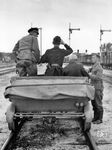 Letzte Vorbereitungen für eine Inspektionsfahrt über die Strecke in einem unbekannten Bahnhof in der Ukraine, der bereits behelfsmäßig mit deutschen Signalen ausgestattet worden ist. (1943) <i>Foto: RVM (Ittenbach)</i>
