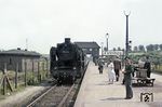 50 1746 fährt vor D 148 aus Nyborg/Dk in den Bahnhof Flensburg ein. Im Hintergrund steht das elektromechanische Stellwerk "Fo" aus dem Jahr 1926, auf dem sich auch der Fahrdienstleiter befand. (02.08.1957) <i>Foto: Walter Hollnagel</i>