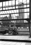 Blick durch die noch glaslose Halle des Bahnhofs Oldenburg Hbf auf eine dort rangierende 74.  (1950) <i>Foto: Quebe</i>