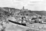 93 1220 mit P 3610 vor der Kulisse der Löwenburg und Ruine Monreal auf der Strecke Mayen - Gerolstein in der Eifel.  (25.07.1954) <i>Foto: Carl Bellingrodt</i>