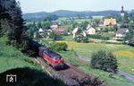 218 207 mit einem Kokszug nach Sulzbach-Rosenberg bei Etzelwang. (26.05.1985) <i>Foto: Joachim Bügel</i>