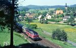 Zwischen zwei Dampfzügen kam noch 218 234 (Bw Regensburg) mit dem N 5533 bei Etzelwang vorbei. (26.05.1985) <i>Foto: Joachim Bügel</i>