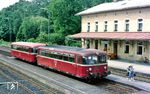798 660 mit 998 878 ist als N 6981 im Bahnhof Mitterteich auf der Bahnstrecke Wiesau – Eger (Cheb). Die Deutsche Bundesbahn stellte am 30. Mai 1986 den – mit zeitweise mehr als zehn Zugpaaren bemerkenswert umfangreichen – Personenverkehr hier ein.  (28.05.1985) <i>Foto: Joachim Bügel</i>