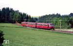Und noch ein Besuch auf der Nebenbahn Weiden - Eslarn, wo 998 834 mit 998 303 und 798 684 als N 6953 angeknattert kommt.  (28.05.1985) <i>Foto: Joachim Bügel</i>