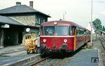 998 834 mit 998 303 und 798 684 als N 6954 im Bahnhof Floß, einst eine Domäne der Weidener 64er. (28.05.1985) <i>Foto: Joachim Bügel</i>