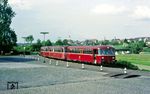 798 684 mit 998 303 und 998 834 auf der Nebenbahn von Eslarn im Keilbahnhof Neustadt an der Waldnaab. Gegenüber bestand Anschluss an die Hauptbahn Regensburg – Hof. (28.05.1985) <i>Foto: Joachim Bügel</i>