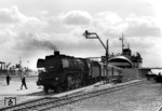 41 012 verlässt mit dem D 82 das Fährschiff "Deutschland" in Großenbrode. (23.05.1955) <i>Foto: Walter Hollnagel</i>