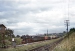 50 1848 (Bw Gießen) rollt mit einem gemischten Güterzug durch Frankfurt-Bonames. (16.08.1959) <i>Foto: Brian Bittner</i>
