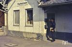 In Machtolsheim schaltet der Zugführer die BÜ-Blinklichtanlage ein. (05.09.1972) <i>Foto: Dieter Junker</i>
