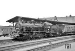 55 4808 (Hanomag, Baujahr 1918) mit der Rangierkennung "S" hat einen Zug im Bahnhof Gießen bereitgestellt. Die Schlusssignale wurden im Vergleich zu Bild 54281 nunmehr vollständig angebracht worden. (18.06.1959) <i>Foto: Helmut Röth</i>