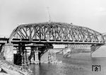 Der Neubau dieser Eisenbahnbrücke, wahrscheinlich über den Dnjepr, ist fast abgeschlossen. Wie immer hielt einer der RVM-Fotografen die wiederaufgebaute Brücke im Bild fest, auch wenn es vielfach nur hieß "Brückenneubau im Osten", um aus Gründen der Geheimhaltung die Örtlichkeiten zu verschleiern. Die Lebenserwartung dieser Brücke, die im Frühjahr 1943 fertiggestellt worden war, dürfte wohl nur wenige Monate betragen haben, dann überrollte die Rote Armee hier die deutschen Besatzer. (1943) <i>Foto: RVM (Bandelow)</i>