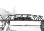 Nachdem im April 1945 deutsche Truppen die vier Überbauten der Brücke sprengten, begann im Juli 1945 der eingleisige Wiederaufbau, der bereits nach sechs Wochen beendet war. Auf dem Foto überquert eine Lok der Baureihe 52 die wiederaufgebaute Brücke. (1951) <i>Foto: Slg. Frank Lüdecke</i>